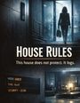„HOUSE RULES: This house does not protect. It logs.“ Im Hintergrund verlässt eine Person ein beleuchtetes Gebäude.