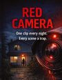 Texte: "RED CAMERA", "One clip every night. Every scene a trap." Dunkles Haus, Kameraobjektiv im Vordergrund, Person im Haus.