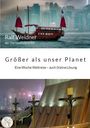 "Ralf Weidner der Fernwehchronist. Größer als unser Planet. Eine Woche Weltreise – auch (k)eine Lösung." Oben ein traditionelles Schiff vor Skyline, unten ein beleuchtetes Gebäude bei Nacht.