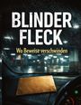 „Blinder Fleck. Wo Beweise verschwinden.“ Brauner Umschlag auf einem Autoarmaturenbrett, regnerische Straße.