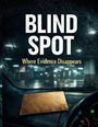 "BLIND SPOT: Where Evidence Disappears." Innenansicht eines Autos, brauner Umschlag auf dem Armaturenbrett, regennasses Fenster.