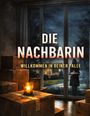 „DIE NACHBARIN“ und „WILLKOMMEN IN DEINER FALLE“. Viele Umzugskartons, eine Kerze auf einem Karton, eine Frau vor Glasfenstern.