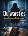 "Du warst es. Jemand hat deine Schuld geplant." Ein Handy zeigt "Unbekannte Nummer" an, Regen am Fenster im Hintergrund.