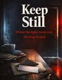 Text: "Keep Still. When the light turns red, the trap begins." Auf einem Tisch liegen Briefe, ein Schlüsselbund und eine dampfende Tasse.