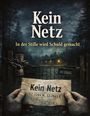 „Kein Netz. In der Stille wird Schuld gemacht.“ Hände halten eine Notiz mit Koordinaten vor einem verschlossenen Tor.