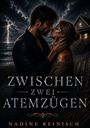 "ZWISCHEN ZWEI ATEMZÜGEN", "NADINE REINISCH". Ein Paar im Regen, Blitz am Himmel, Haus im Hintergrund. Romantische Atmosphäre.
