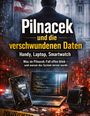„Pilnacek und die verschwundenen Daten“ in Großbuchstaben. Handy, Laptop, Smartwatch vor einer unscharfen Figur.