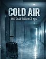 „COLD AIR: THE CASE AGAINST YOU.“ Verlassener Korridor mit Nebel und einem einsamen Koffer.