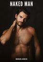 Texte: "NAKED MAN", "MANUEL GARCÍA". Ein Mann ohne Hemd steht vor einem dunklen Hintergrund.