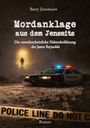 Text: "Mordanklage aus dem Jenseits", "Die unwahrscheinliche Nahtoderfahrung des Jason Reynolds", "Roman". Eine nächtliche Szene im Wald mit einem Polizeiauto und einer Gestalt im Licht einer Öffnung.