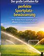 Text in Großbuchstaben: Leitfaden für perfekte Sportplatzbewässerung. Im Hintergrund Rasensprenger auf grüner Wiese.