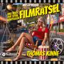 „Das Buch der total kniffligen Filmrätsel“, „Filmrätsel“, „Thomas Kinne“. Frau in rotem Shirt, liest, sitzt auf Klappstuhl.