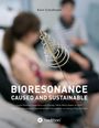 Titel: „BIORESONANCE CAUSED AND SUSTAINABLE“. Zwei unscharfe Personen im Hintergrund, im Fokus eine Metallspirale.