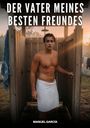 "Der Vater meines besten Freundes. MANUEL GARCÍA" Ein Mann in einer Dusche im Freien, mit einem Handtuch um die Hüften.
