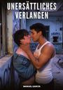 "UNERSÄTTLICHES VERLANGEN" und "MANUEL GARCÍA". Zwei Männer in inniger Umarmung in einem verlassenen Gebäude mit Graffiti.