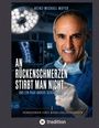 Titel: "An Rückenschmerzen stirbt man nicht". Ein Arzt im OP-Saal lächelt, trägt OP-Kleidung und Mundschutz.