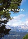 „Monika Brönner-Hirschler. ZIRBEN(K)REISE. Herzverbunden mit der Zirbe. Inspiration - Information - Meditation.“ Im Hintergrund ein Baum und Alpen.