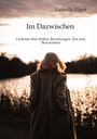 "Im Dazwischen" von Ludmilla Elgert. Gedichte über Rollen, Beziehungen, Zeit und Bewusstsein. Person am See im Mantel.