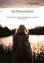 "Im Dazwischen: Gedichte über Rollen, Beziehungen, Zeit und Bewusstsein" zeigt Person im Mantel am See bei Sonnenuntergang.