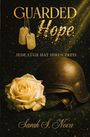 "GUARDED Hope" in Gold, darunter "JEDE LÜGE HAT IHREN PREIS", eine Rose und ein Helm daneben.