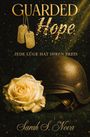 "Guarded Hope", "Jede Lüge hat ihren Preis", "Sarah S. Nova". Gelbe Rose neben militärischem Helm, zwei Erkennungsmarken.