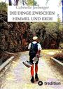 "Gabrielle Jesberger, DIE DINGE ZWISCHEN HIMMEL UND ERDE." Eine Person mit Rucksack wandert auf einem Waldweg.