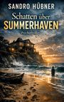 "Sandro Hübner. Schatten über Summerhaven. Psychothriller." Ein altes Haus auf Klippe bei Sonnenuntergang, Junge am Strand.