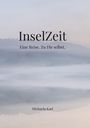 "InselZeit. Eine Reise. Zu Dir selbst." von Michaela Karl. Nebliger See mit Hügeln im Hintergrund.