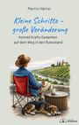 "Kleine Schritte – große Veränderung. Konrad Krafts Gedanken auf dem Weg in den Ruhestand." Mann mit Hut schaut auf Weinberg.