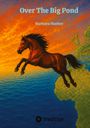 "Over The Big Pond, Barbara Hueber." Ein springendes Pferd über Ozean und Landschaft im Hintergrund bei Sonnenuntergang.