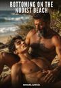 Text: “Bottoming on the Nudist Beach”. Zwei Männer am Strand, einer liegt im Schoß des anderen, mit entspanntem Ausdruck.