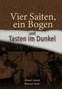 "Vier Saiten, ein Bogen und Tasten im Dunkel" von Ahmad Ahmad und Hartmut Hoefs. Drei Musiker spielen Instrumente.