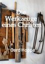 "Die Werkzeuge eines Christen" und "Gerd Hoppe". Eine Sammlung alter Holzwerkzeuge an einer Wand.