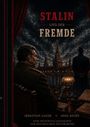 Texte: "STALIN UND DER FREMDE", "SEBASTIAN GAEDE ★ MIKE BALKE", "EINE FIKTIONALE GESCHICHTE VOR HISTORISCHEM HINTERGRUND". Ein Mann bei Nacht.