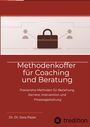 Großer Koffer samt Personen-Symbole mit Text: "Methodenkoffer für Coaching und Beratung" von Dr. Dr. Sora Pazer.