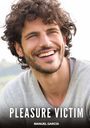 Text: "Pleasure Victim" und "Manuel García". Ein Mann mit lockigem Haar lächelt freundlich.