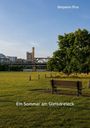 „Ein Sommer am Gleisdreieck“ zeigt textlich eine Parkszene mit Bank, Gras, Baum und im Hintergrund eine Eisenbahnbrücke.