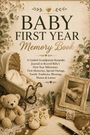"Baby First Year Memory Book" steht im Zentrum. Vintage-Stil mit Bär, Babyschuhen, Kutsche und gerahmtem Foto einer Babyhand.