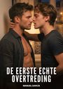 „De eerste echte overtreding“ und „Manuel García“. Zwei Männer stehen sich nahe, einer greift dem anderen sanft an den Kopf.