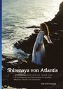 "Shirenaya von Atlantis" steht in großer Schrift, darunter: "Die Liebesgeschichte von Tuya & Yuya...". Eine Frau in Weiß am Meer.