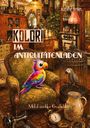„Kolori im Antiquitätenladen. Möbel erzählen Geschichten.“ Ein bunter Vogel auf einem alten Sessel in einem vollgestellten Raum.
