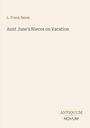 Text: "L. Frank Baum", "Aunt Jane's Nieces on Vacation". Unten: Logo "ANTIQUM NOVUM". Hintergrund cremefarben.