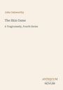 Text: "John Galsworthy, The Skin Game, A Tragicomedy, Fourth Series, ANTIQUUM NOVUM". Schlichte Gestaltung, helle Hintergrundfarbe.