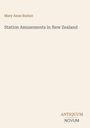 "Mary Anne Barker: Station Amusements in New Zealand." Unten rechts: "ANTICUUM NOVUM". Beige Hintergrund.