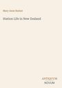 Oben: Mary Anne Barker. Mitte: Station Life in New Zealand. Unten: Logo mit "ANTIQUM NOVUM". Cremefarbener Hintergrund.