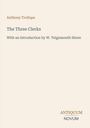 Oben steht "Anthony Trollope", darunter "The Three Clerks", "With an Introduction by W. Teignmouth Shore". Unten rechts "ANTIQUM NOVUM". Beigefarbener Hintergrund.