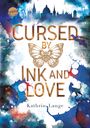 Text: „Cursed by Ink and Love“ von Kathrin Lange. Aquarell-ähnlicher Hintergrund, Stadtsilhouette, Schmetterling, Katze.