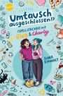 „Umtausch ausgeschlossen!? Familienchaos mit Gina & Charly“ von Ilona Einwohlt. Zwei Mädchen umarmen sich. Bunte, verspielte Zeichnungen umgeben sie.