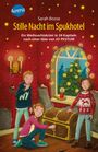 "Stille Nacht im Spukhotel" von Sarah Bosse. Drei Kinder in einem alten Raum mit Spinnweben, Truhe und Weihnachtsbaum.
