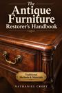 "The Antique Furniture Restorer’s Handbook" steht auf einem klassischen Holzschrank mit Messinggriff. Autor: Nathaniel Croft.